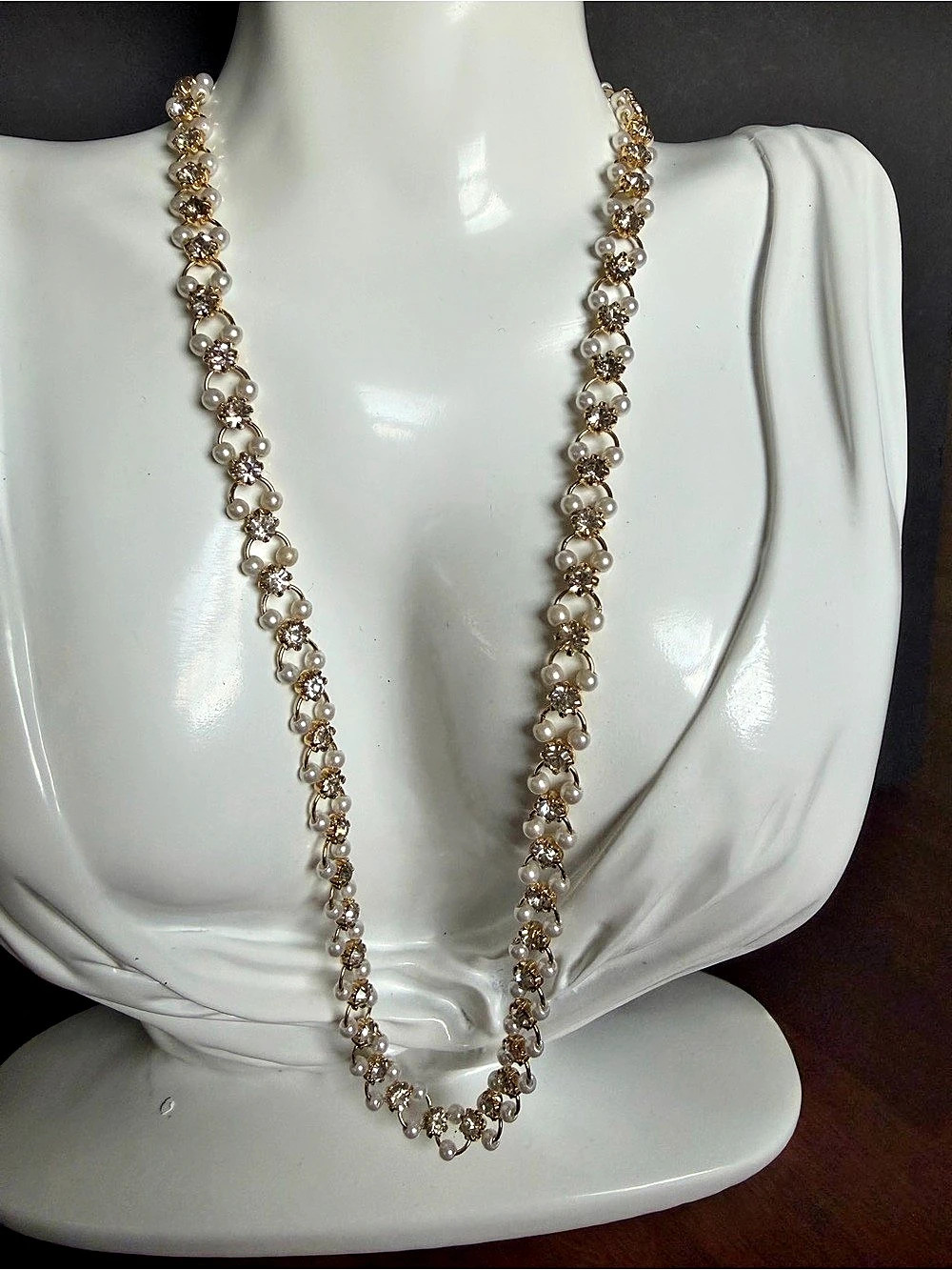 Pearl Crystal Floral Necklace in Gold & White Like New 19”